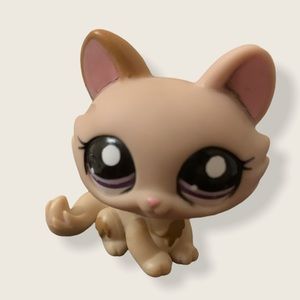 Littlest Pet Shop. 2008 Hasbro. Crouching cat.